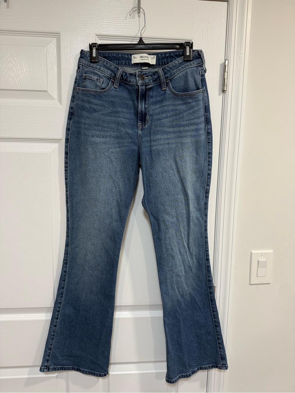 Hollister High Rise Boot Cut Jeans 8R - 29W